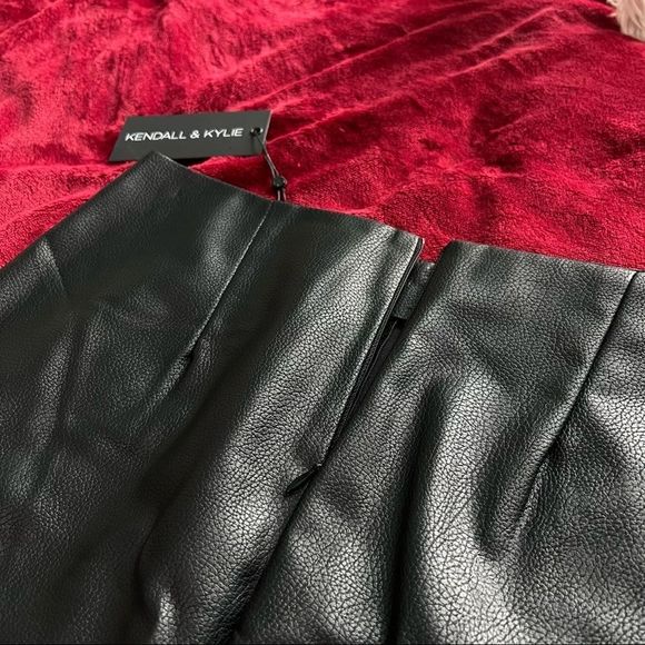 Blackβfaux leatherΒ mini skirt - Picture 4 of 6